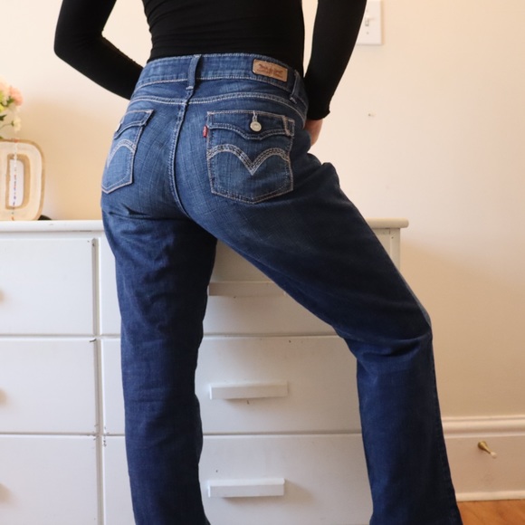 Dark Wash Levi’s - Picture 1 of 2